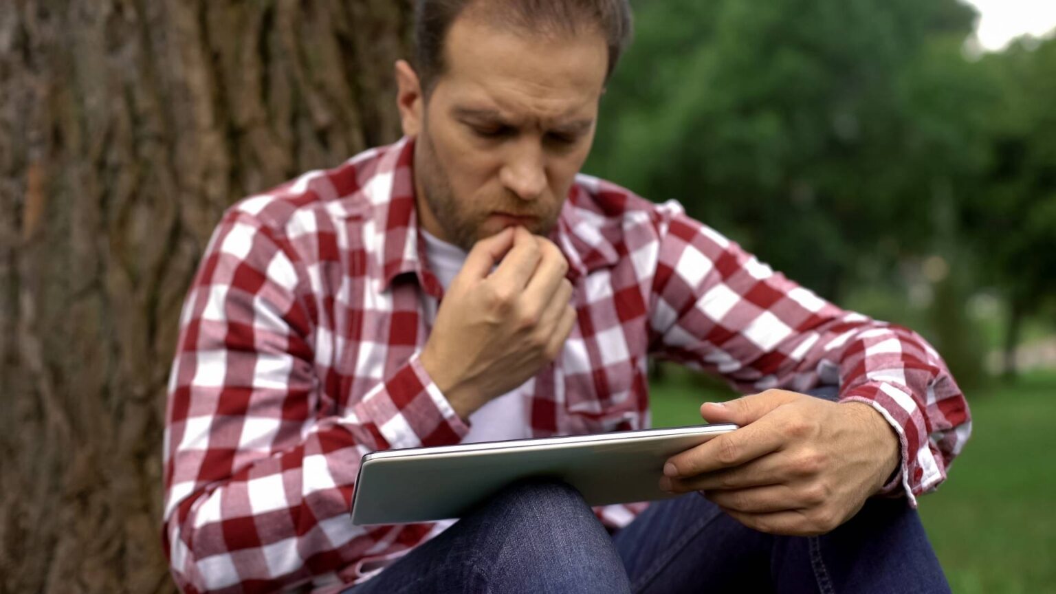 Человек в вводе. Entering man. Boy using Tablets in a Park.